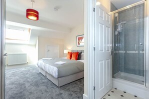 4 bedrooms, desk, iron/ironing board, free WiFi