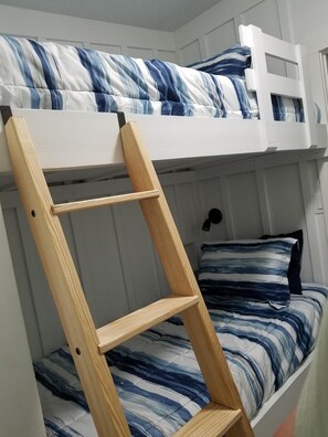 3 Schlafzimmer, Betten mit Memory-Foam-Matratzen, Bügeleisen/Bügelbrett