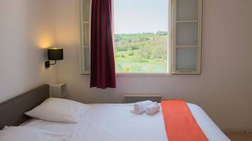 3 bedrooms, travel crib, free WiFi, bed sheets