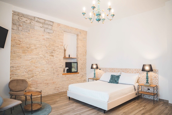 Minibar, caja de seguridad en la habitación y escritorio