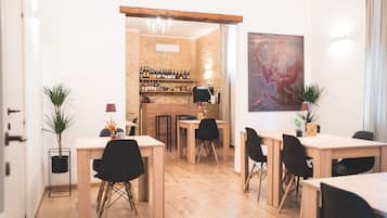 Desayuno con opciones de la cocina local incluido todos los días