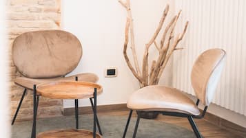 Exclusive-huone | Minibaari, tallelokero huoneessa, työpöytä, pimennysverhot
