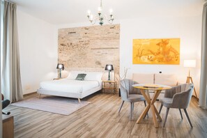 高級客房 | 迷你吧、客房內保險箱、書桌、遮光布/窗簾