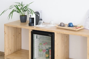 Deluxe-huone | Minibaari, tallelokero huoneessa, työpöytä, pimennysverhot
