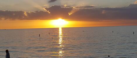 Beach nearby, sun-loungers, beach towels
