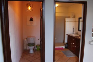 Dusche, Haartrockner, Bademäntel, Handtücher