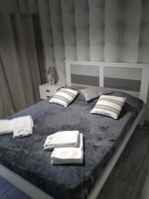 3 chambres, chambres insonorisées, fer et planche à repasser