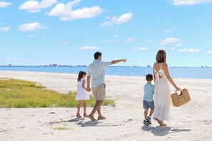 Beach nearby - Macaw cottage, newly remodeled, walking distance to beach, shops, restaurants! (Sanibel)