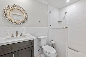 Shower, towels - Macaw cottage, newly remodeled, walking distance to beach, shops, restaurants! (Sanibel)