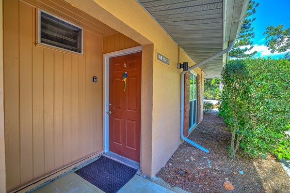 Exterior detail - Macaw cottage, newly remodeled, walking distance to beach, shops, restaurants! (Sanibel)