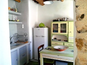 Frigorifero, forno, piano cottura, macchina per tè/caffè