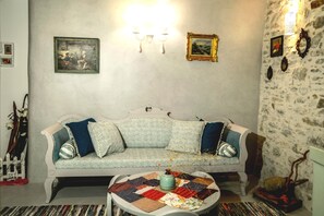 Fireplace, toys, books - Authentic village house restored and renovated in Kavousi Crete,  (Ierapetra)