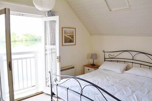 3 bedrooms, iron/ironing board, Internet - Stylish pet-friendly waterfront retreat on Spring Lake in the Cotswold Water Park (Cirencester)
