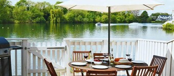 Stylish pet-friendly waterfront retreat on Spring Lake in the Cotswold Water Park