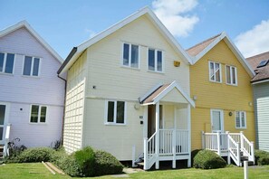 Exterior - Stylish pet-friendly waterfront retreat on Spring Lake in the Cotswold Water Park (Cirencester)