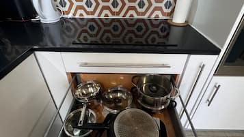 Een koelkast, een magnetron, een oven, een kookplaat