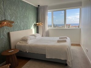 3 habitaciones, tabla de planchar con plancha y cuna de viaje 