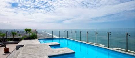 حمّام سباحة خارجي