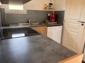 Fridge, microwave, stovetop, dishwasher
