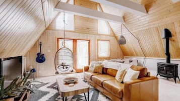 Televisie, een open haard en een kantoor