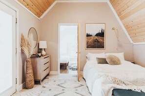 2 bedrooms, desk, iron/ironing board, WiFi