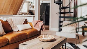 Televisie, een open haard en een kantoor