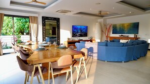 Téléviseur connecté, table de baby-foot, livres, chaîne audio