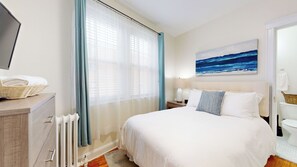 1 habitación, escritorio, tabla de planchar con plancha y cuna de viaje 