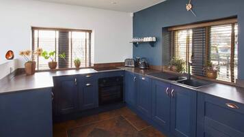Coffee/tea maker, fridge, microwave, oven