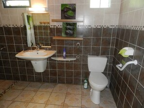 Douche, savon, shampoing, papier toilette