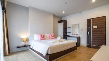 Deluxe Room | Premium bedding, in-room safe, individually decorated, desk