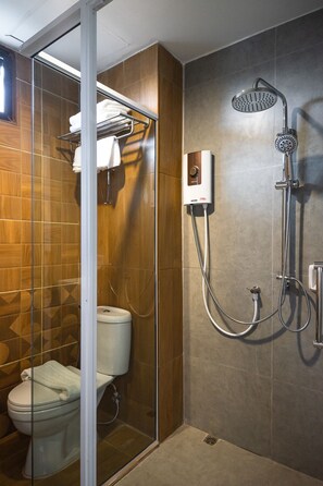 Shower, rainfall showerhead, free toiletries, hair dryer