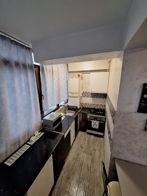 Fridge, microwave, oven, stovetop - Daniel Residence  Tineretului (Chiajna)