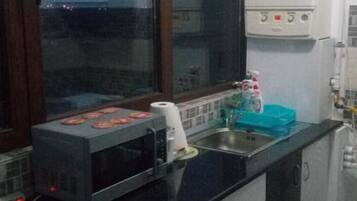 Geladeira, micro-ondas, fogão, cooktop