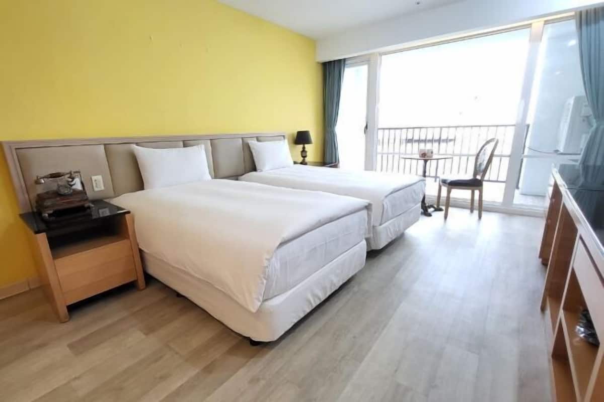 Cobrellits, decoració individual, mobiliari individual i escriptori