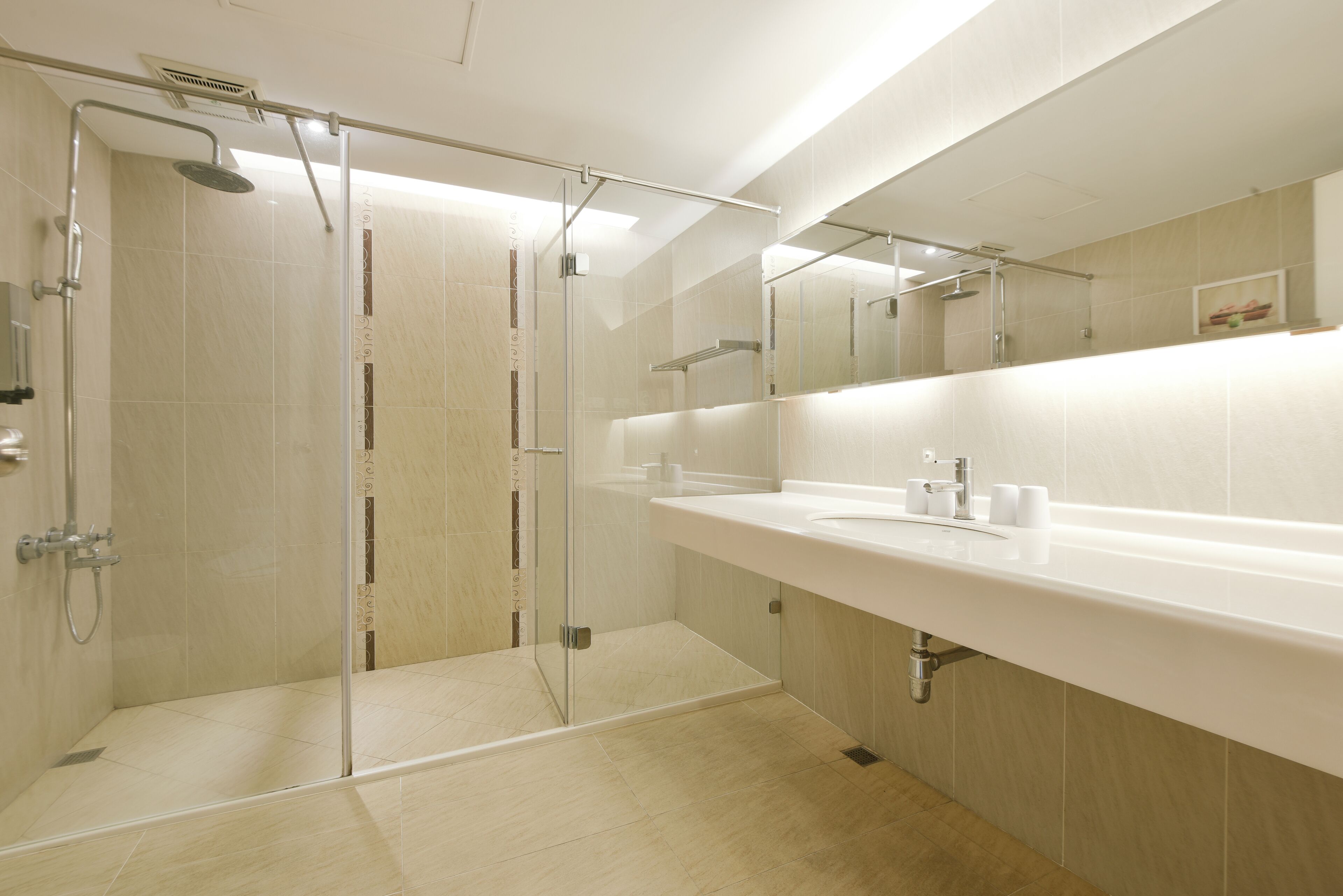 Superior Quadruple Room | Bathroom | Shower, rainfall showerhead, hair dryer, slippers