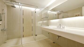 Superior Quadruple Room | Bathroom | Shower, rainfall showerhead, hair dryer, slippers