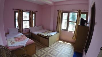 Kamar Double atau Twin Basic, 3 kamar tidur, Bebas Asap Rokok, pemandangan kota | Wi-Fi gratis