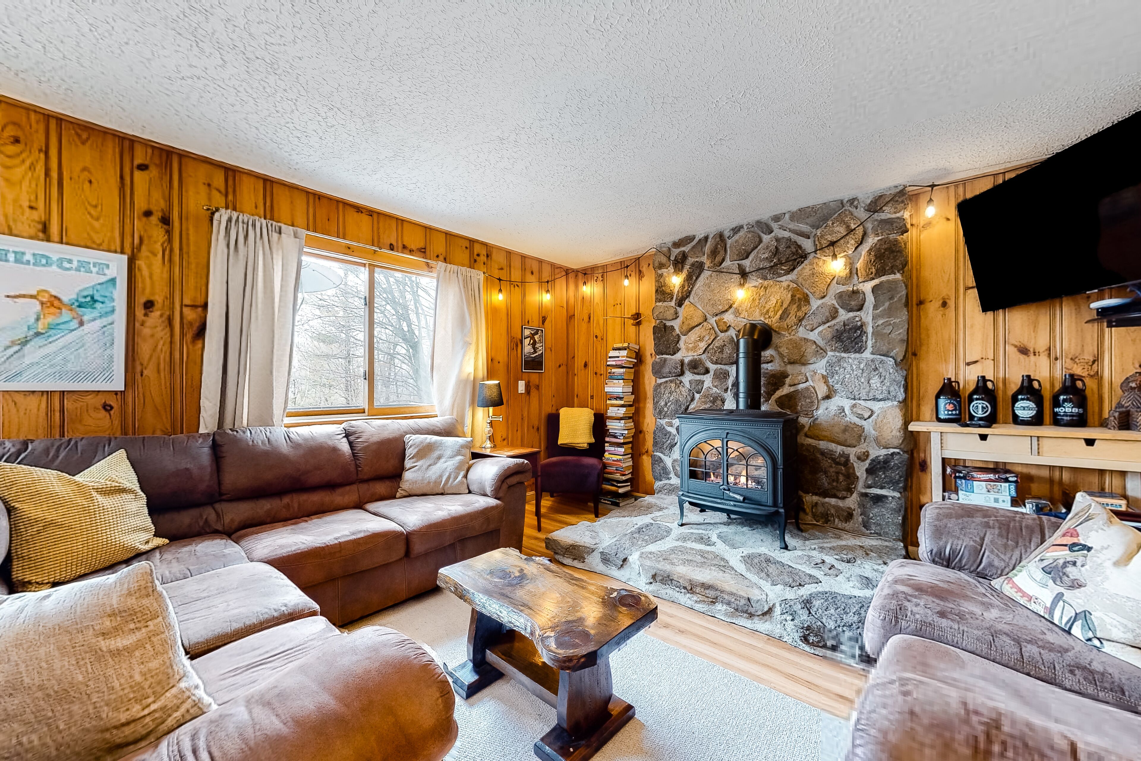 Cozy home in great location w/ gas stove & outstanding views - dogs OK