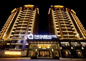 Voorkant accommodatie - avond/nacht