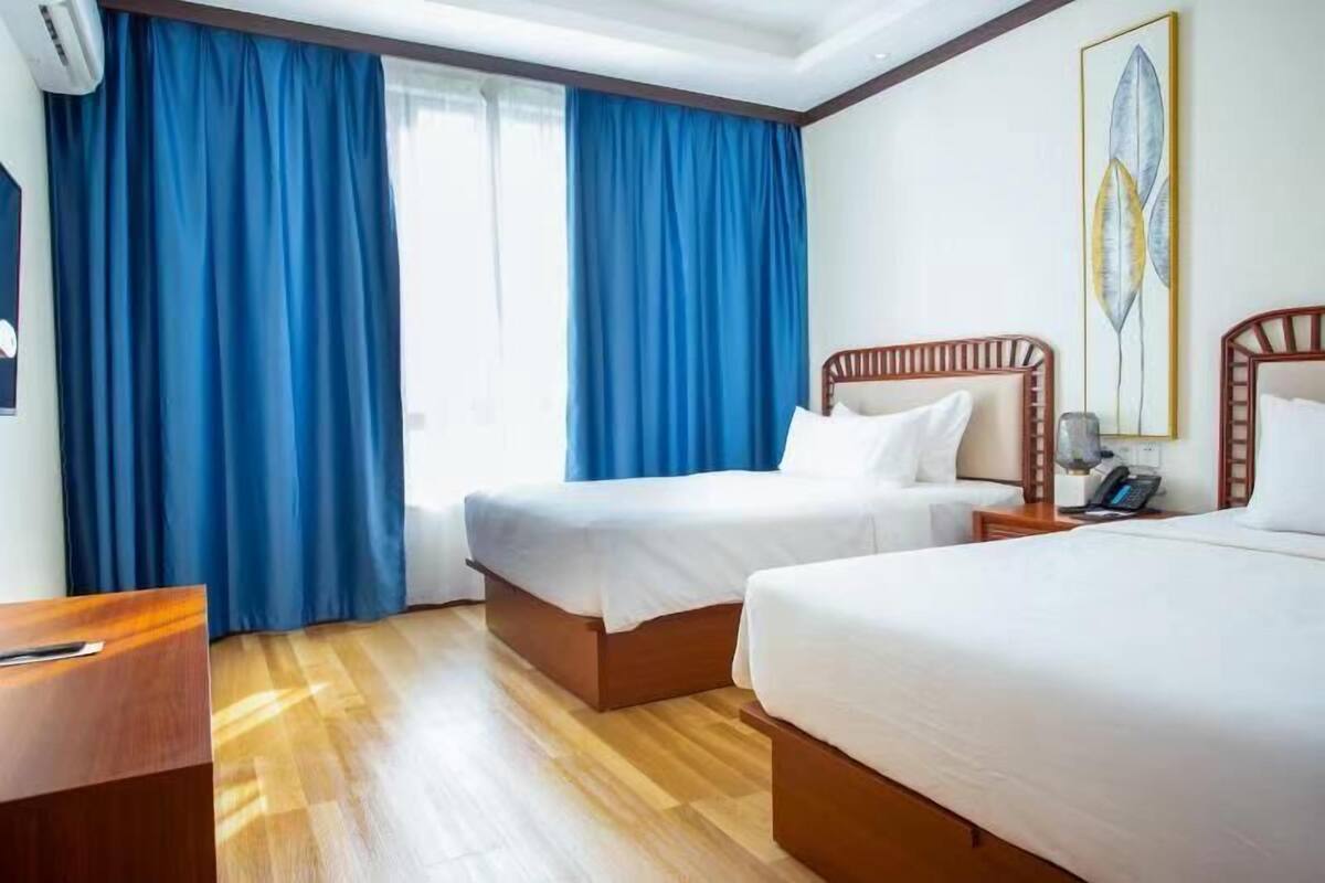 Deluxe Room | Premium bedding, minibar, in-room safe, blackout curtains
