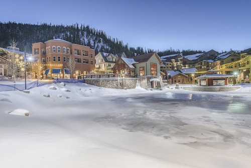 Ski-in/ski-out modern condo w/access to shared hot tub, firepit & fire place