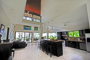 Living area - Villa Cristal-Breathtaking Views of Pacific Coast & Spectacular Sunsets (Savegre de Aguirre)