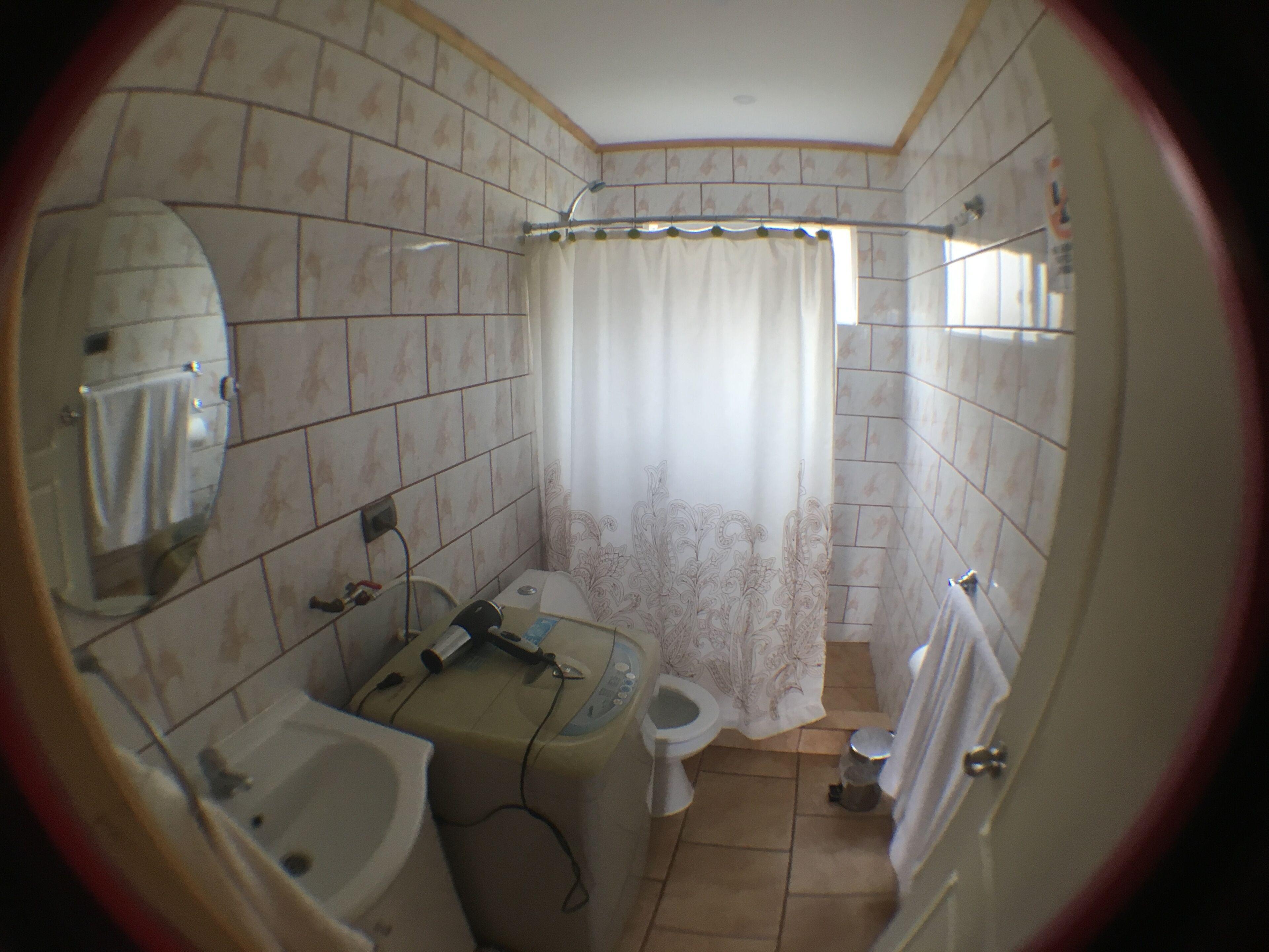 Ducha, secador de pelo, toallas y papel higiénico