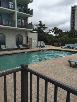 Een binnenzwembad, een buitenzwembad