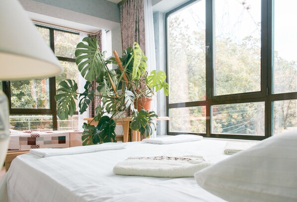 Quarto quádruplo conforto, vista para a cidade | Individualmente mobiliados, escrivaninha