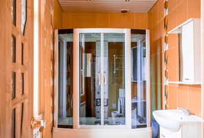 Comfort driepersoonskamer, uitzicht op de stad | Badkamer met douche