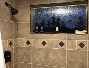 Chuveiro, secador de cabelo, toalhas de banho, sabonete