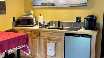 Réfrigérateur, four à micro-ondes, cafetière-théière