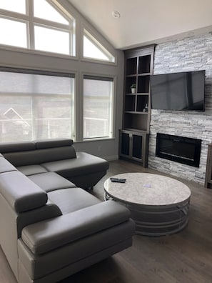 Smart TV, chimenea, futbolito y libros